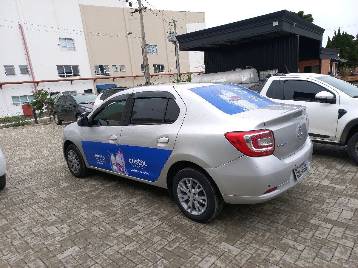 carro adesivado com campanha da crystal km midia
