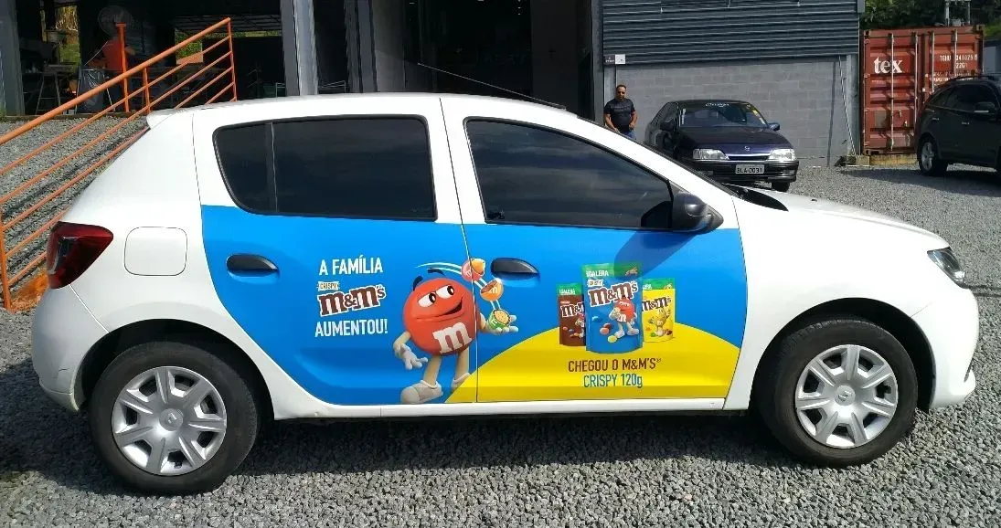 carro adesivado com campanha da m&ms km midia