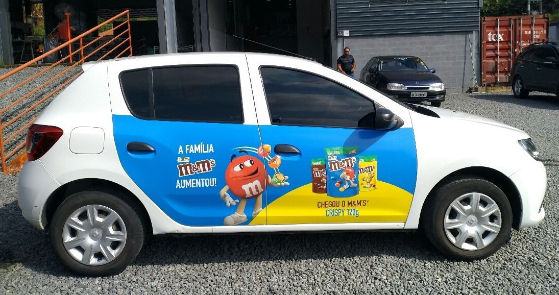 carro adesivado com campanha da m&ms km midia