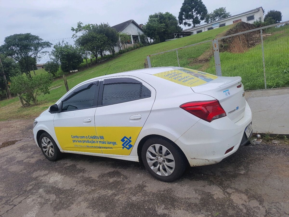 carro adesivado com campanha banco do brasil km midia