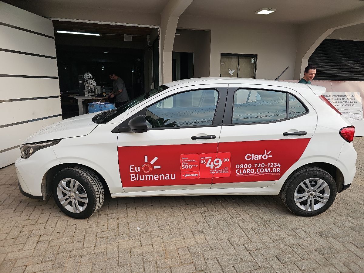 carro adesivado com campanha da claro
 km midia