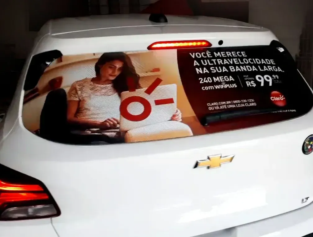 carro adesivado com campanha da claro km midia