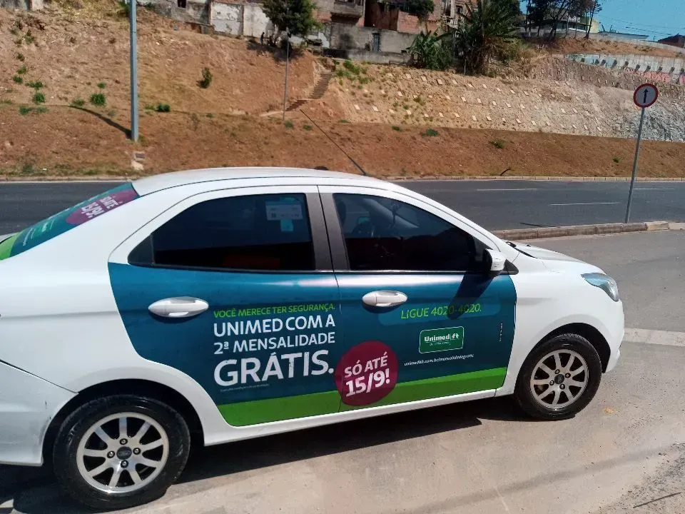 carro adesivado com campanha da unimed km midia
