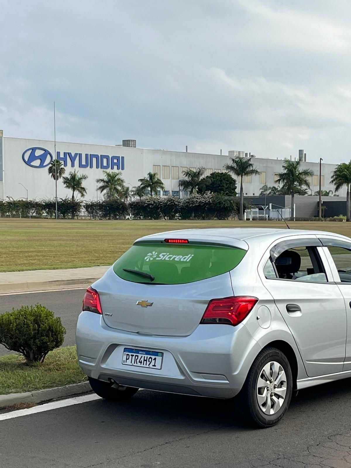 carro adesivado com campanha da sicredi km midia