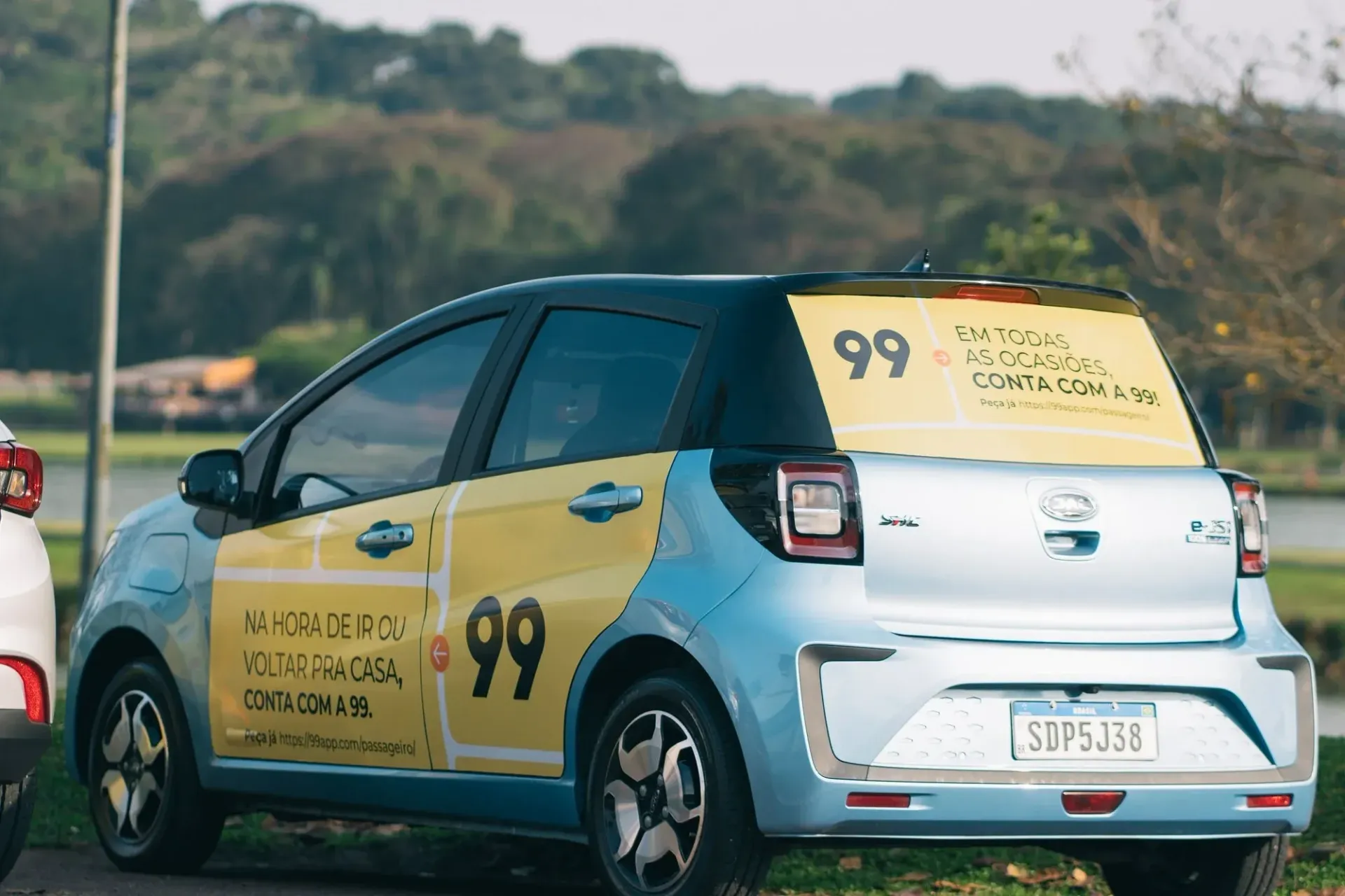 carro adesivado com campanha da 99 km midia