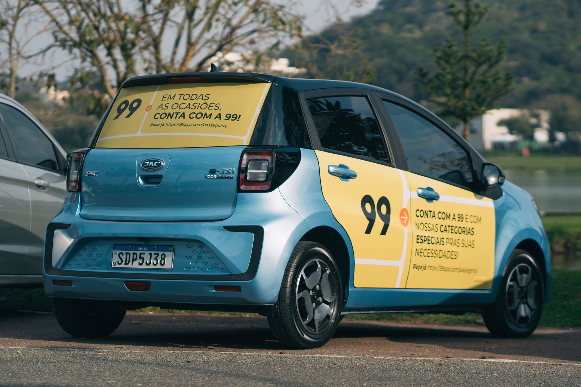 carro com adesivo de campanha da 99 taxis km midia