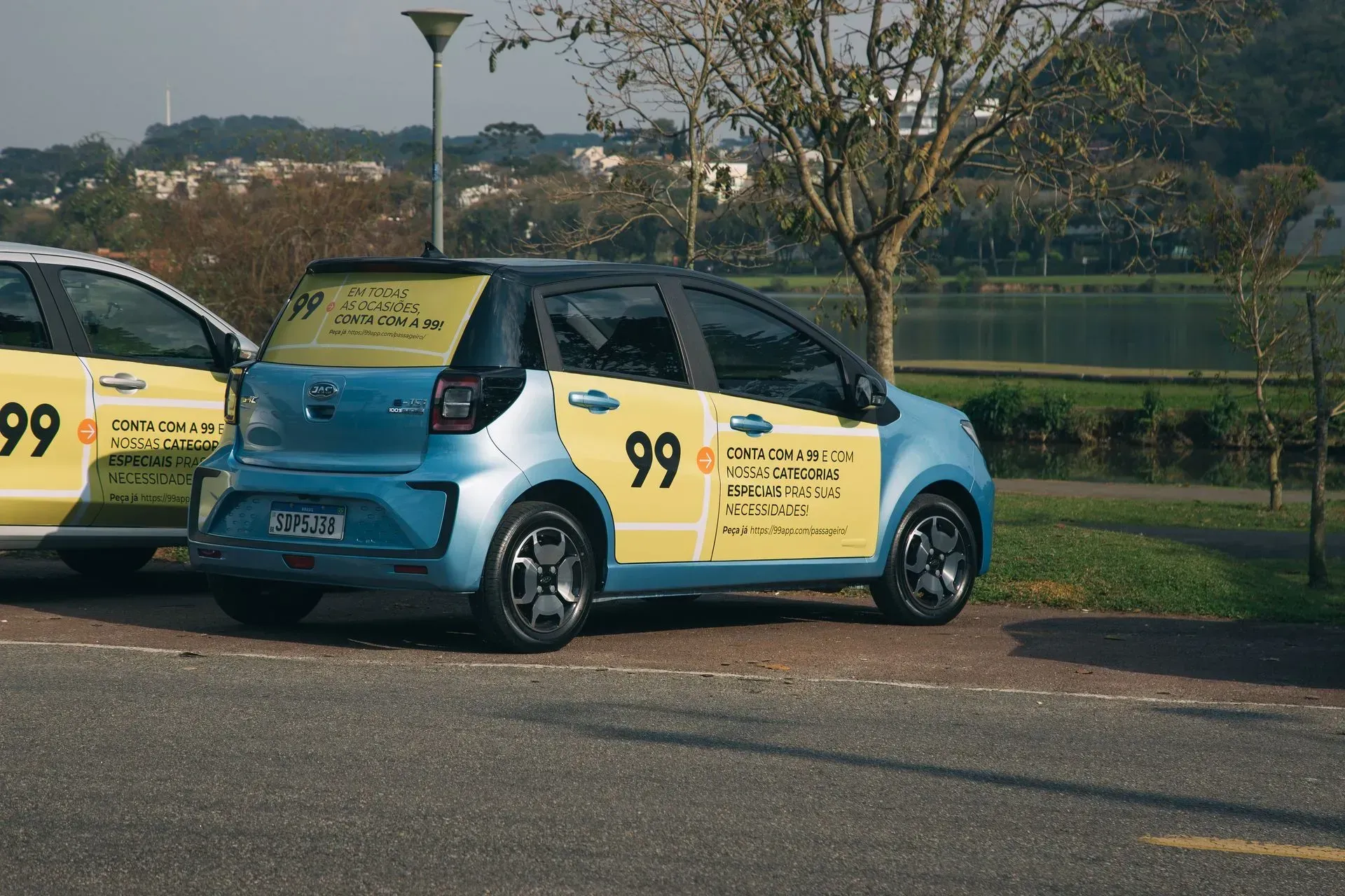 carro adesivado com campanha da 99 km midia