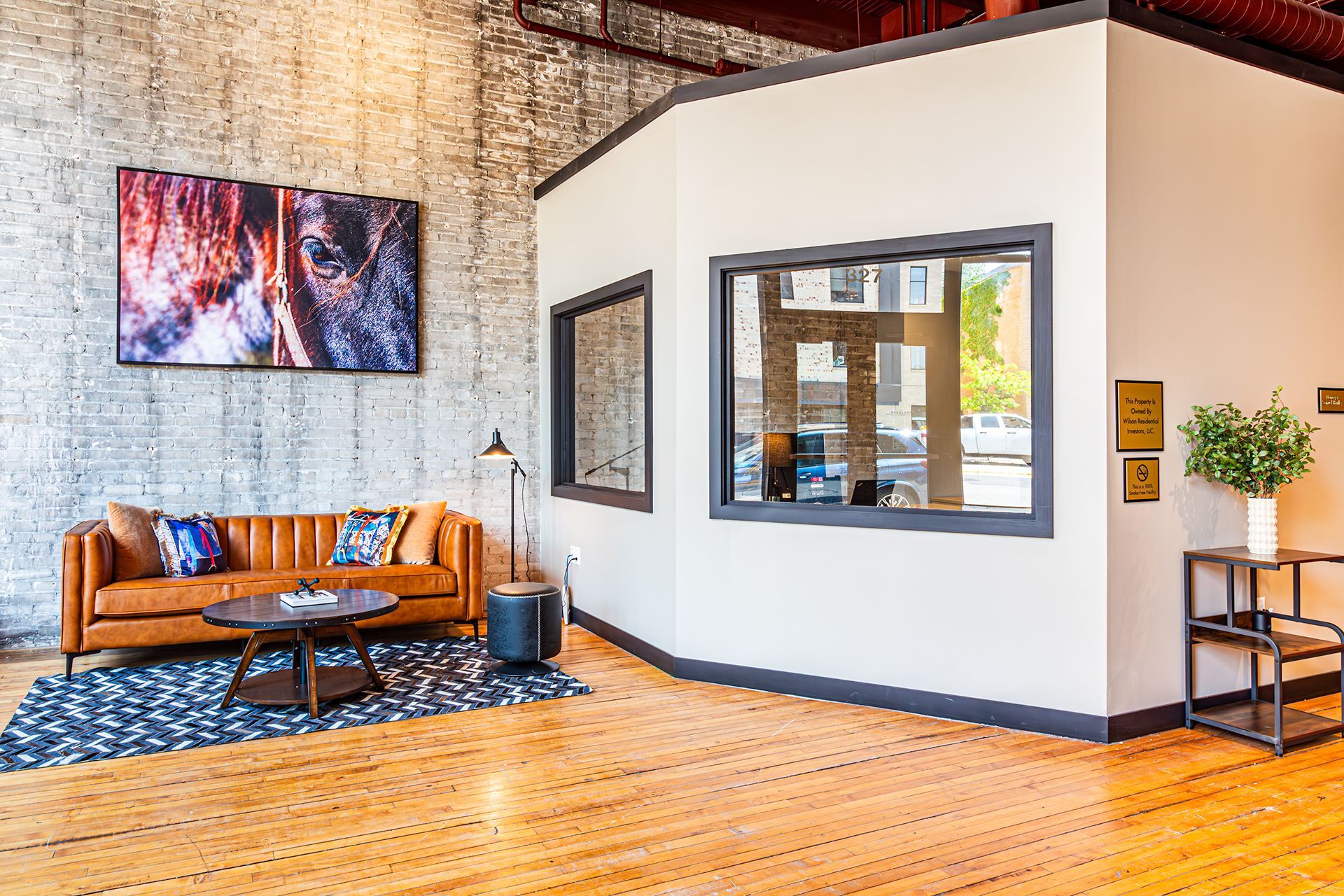 Short/Long Term rental living room