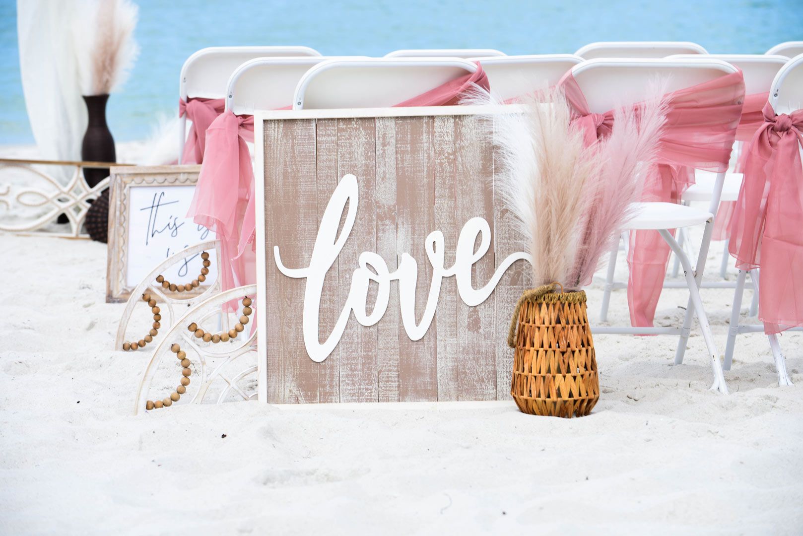 Beach wedding decor: 