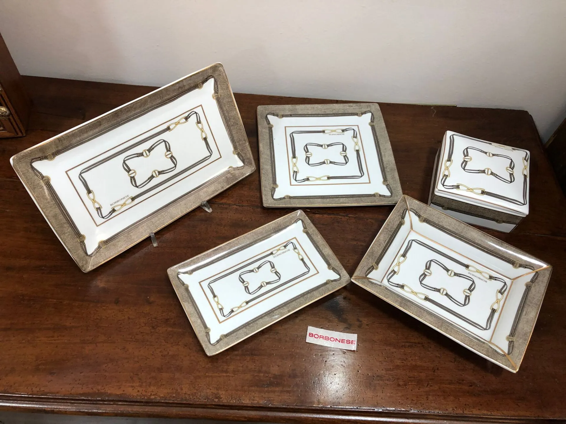 serie piatti in porcellana