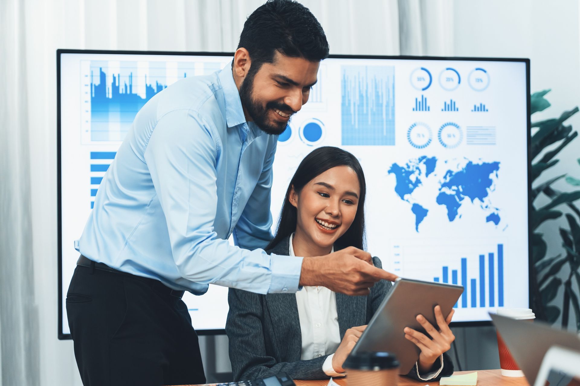 equipo revisando la expansión del mercado en latinoamérica equipo revisando la expansión del mercado en latinoamérica