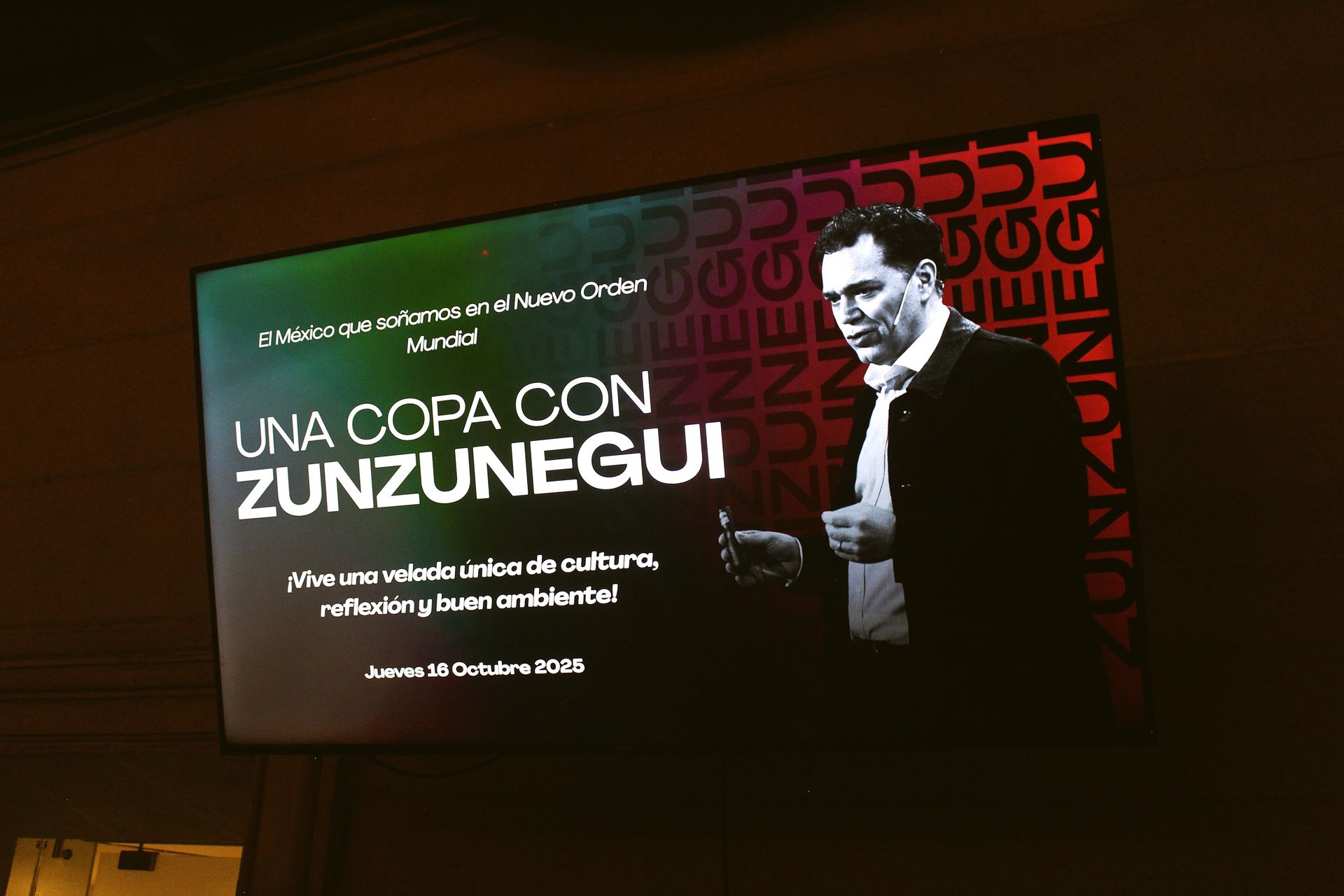 Pantalla con texto y un hombre de traje. Se muestra el mensaje 