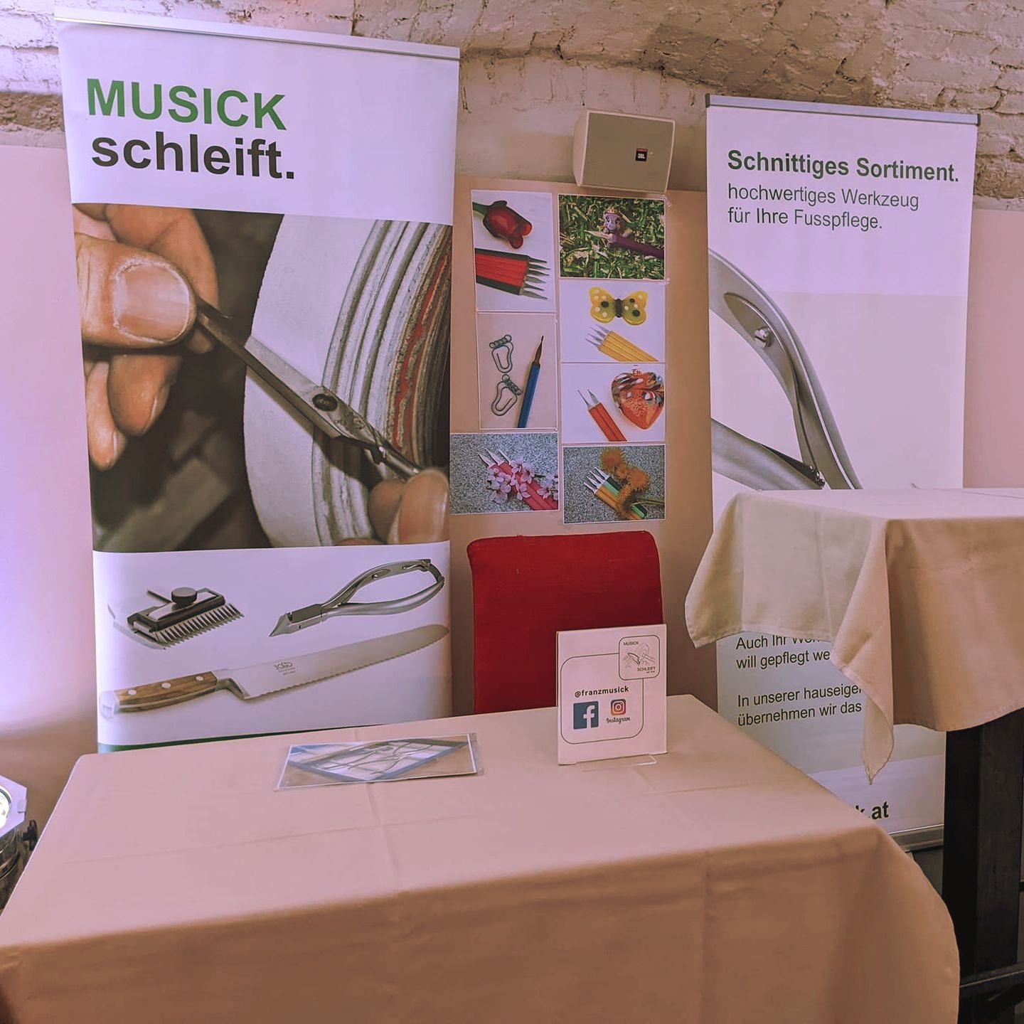 Messer, Scheren, Fußpflegeinstrumente Messestand von Franz Musicks Enkelin in Wien