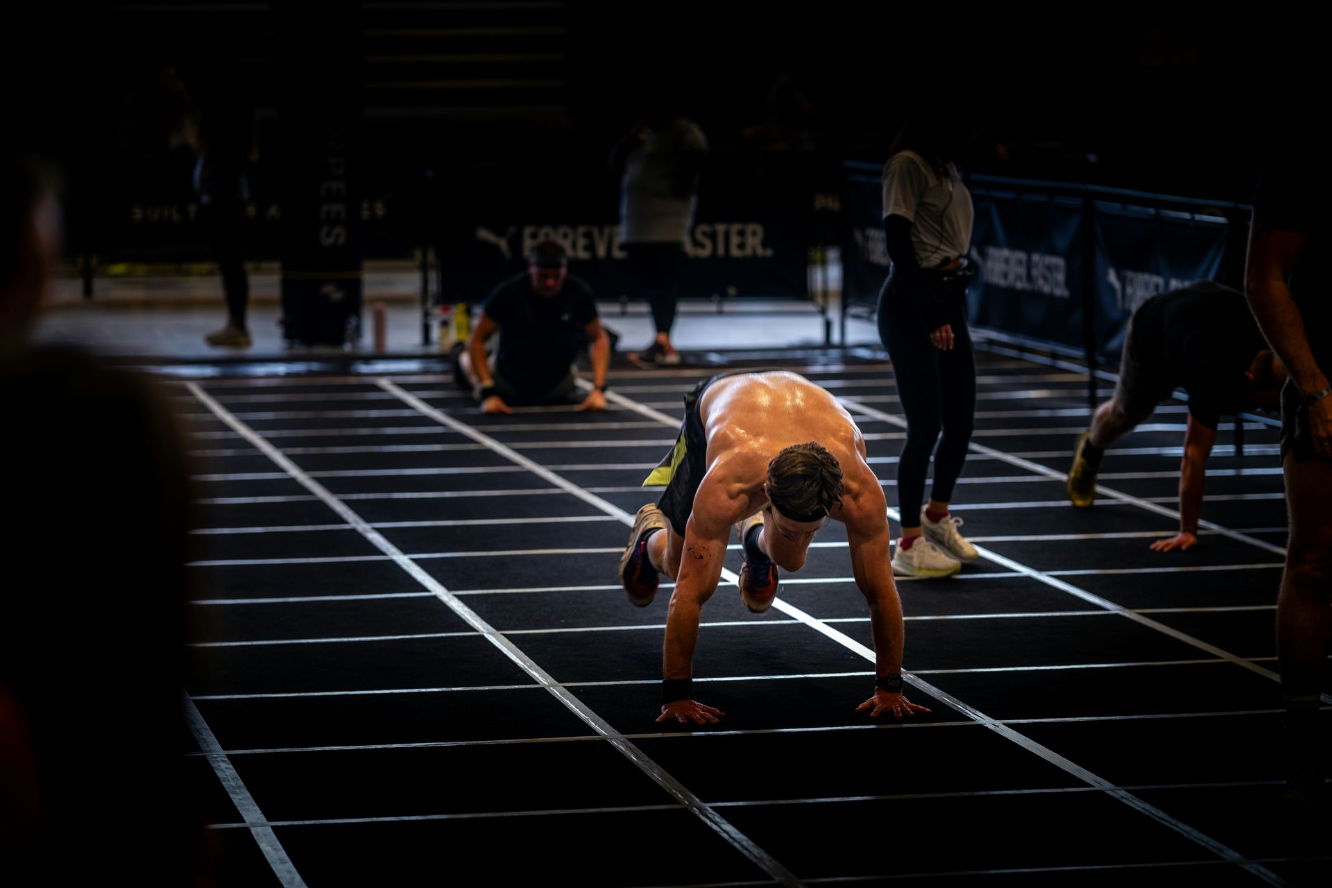 https://unsplash.com/photos/a-group-of-people-standing-on-top-of-a-race-track-tbjIlLVmamQ?utm_source=unsplash&utm_medium=referral&utm_content=creditShareLink