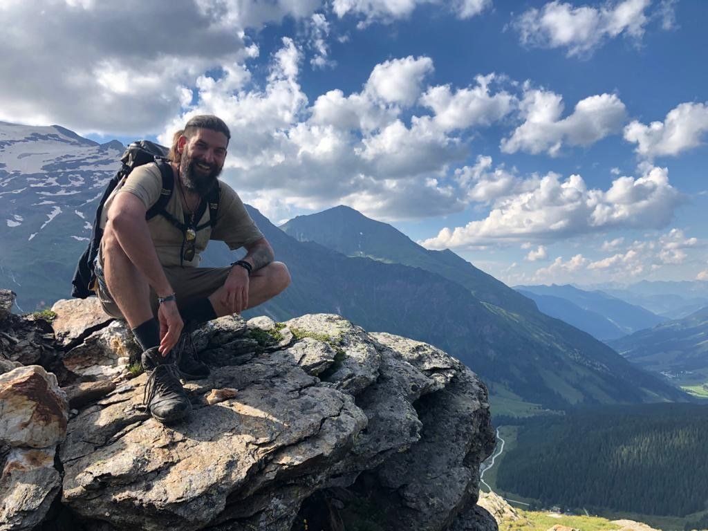 Clemens vom Steinbachtaler Kräuterwerk auf einer Wanderung am Berg