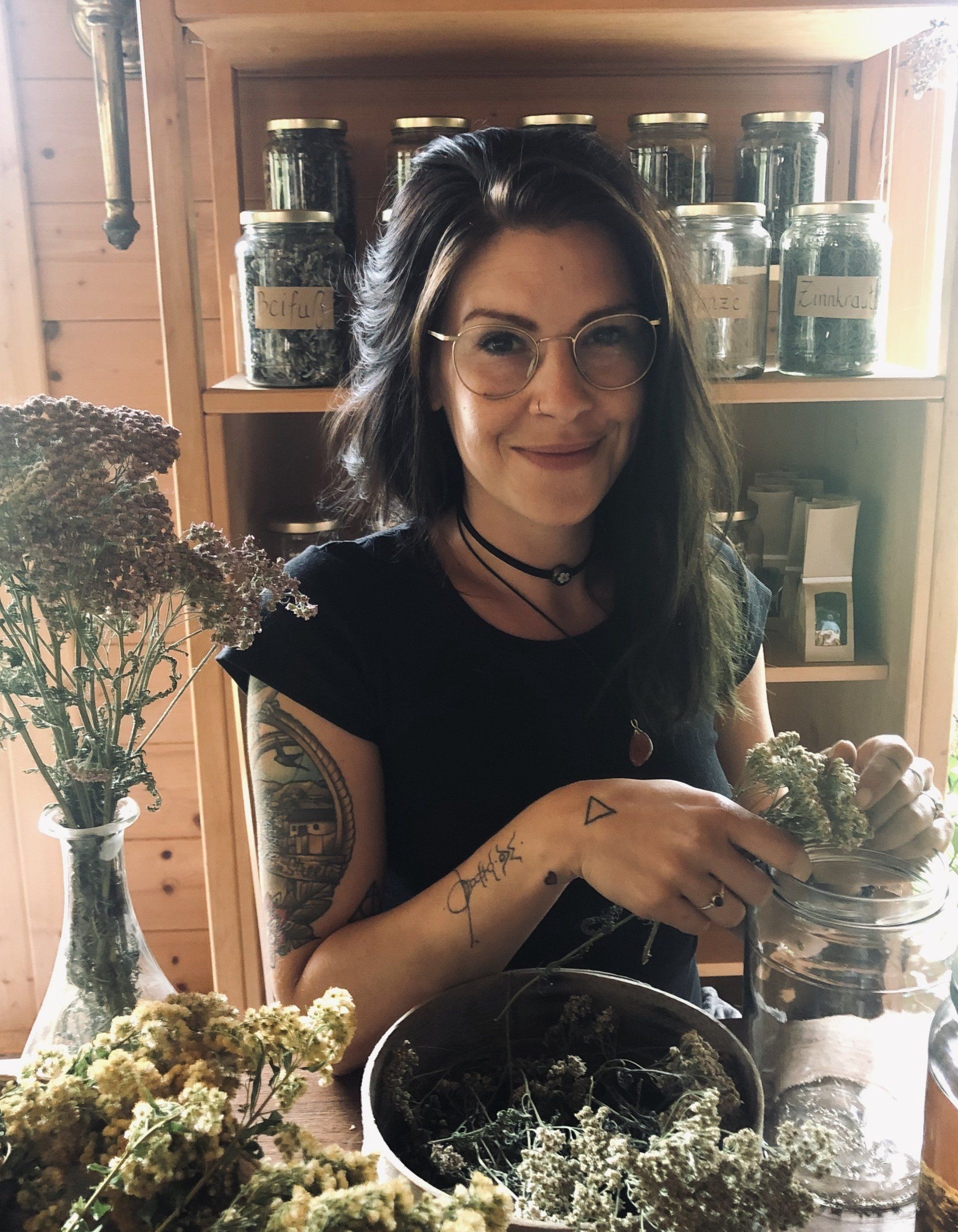 Jenny vom Steinbachtaler Kräuterwerk beim Verarbeiten von Wildkräutern