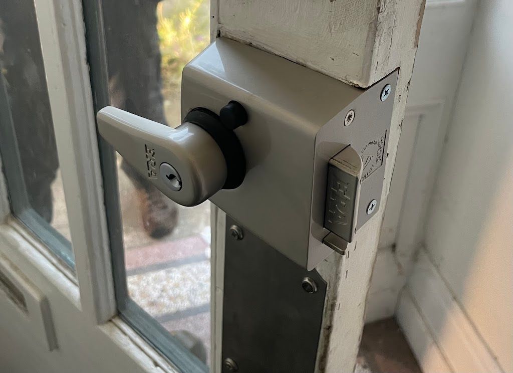 A close up of a door lock on a door.