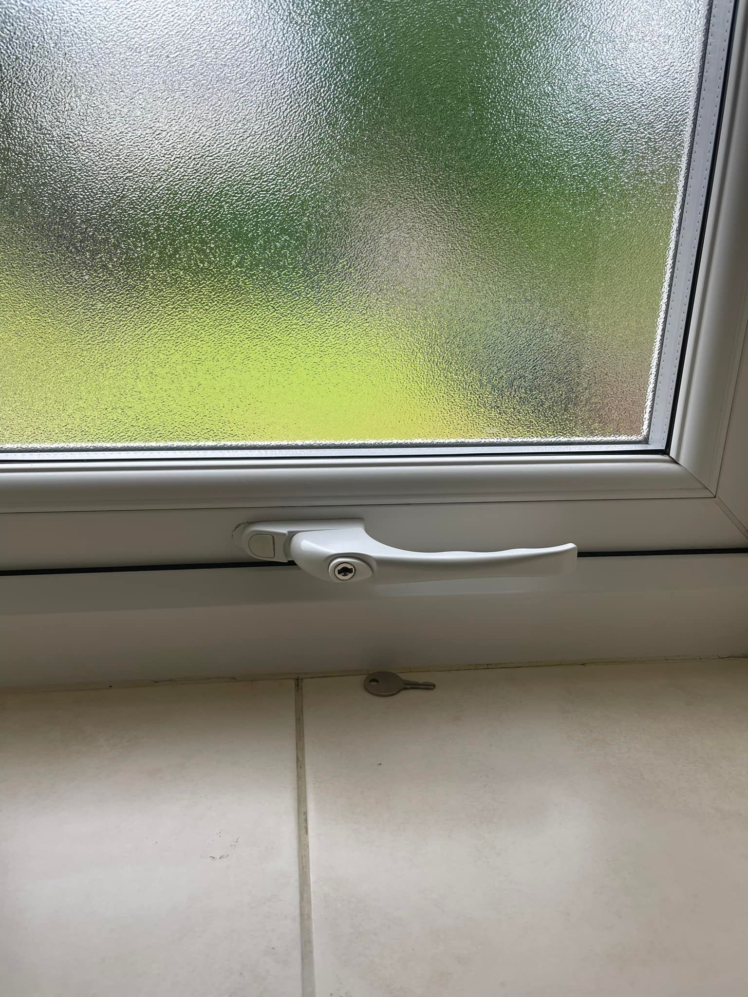 A close up of a window with a handle on it.