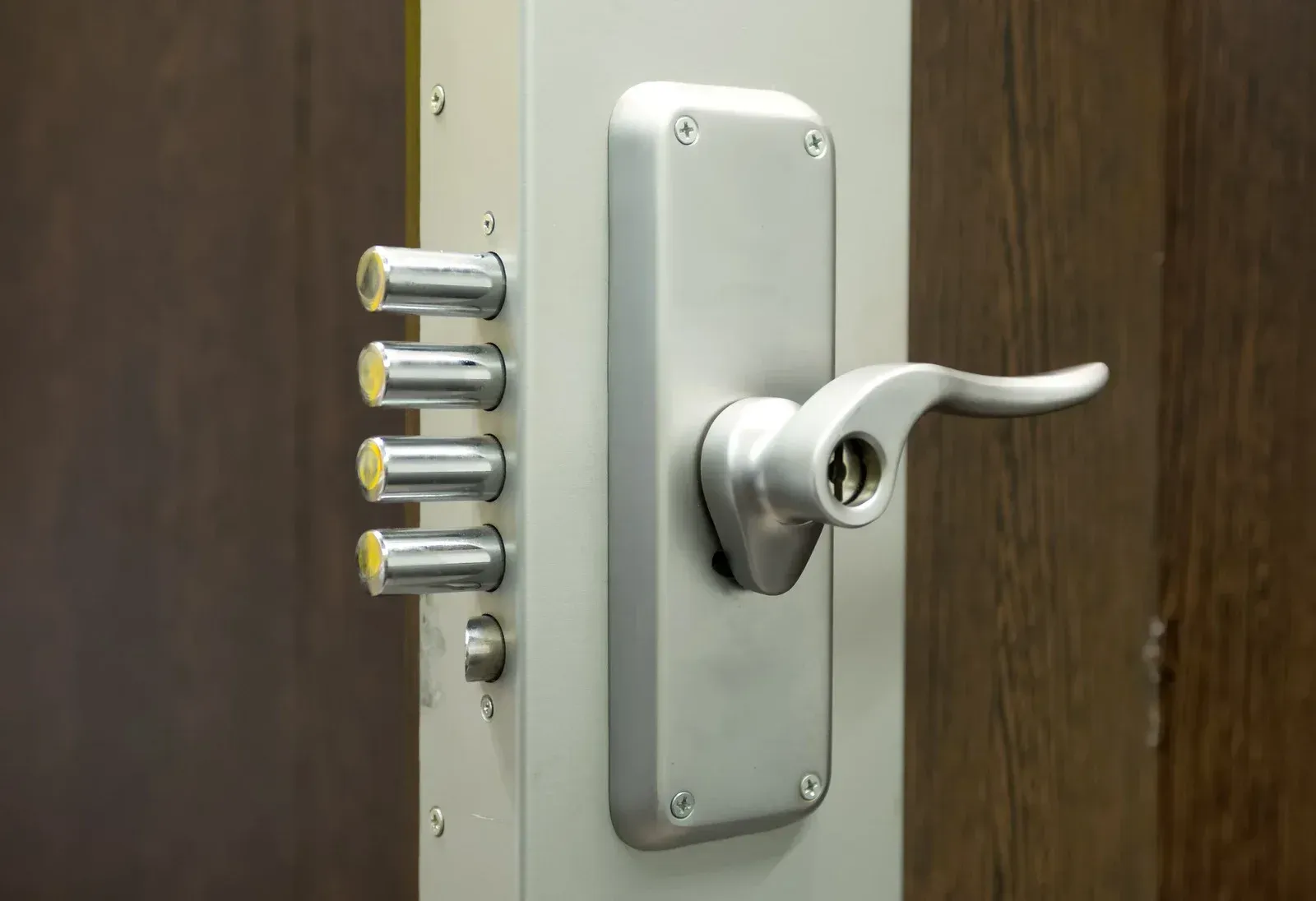 A close up of a door lock with a handle on it.