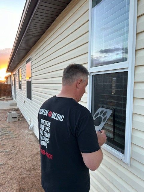 A man wearing a black shirt that says screen medic