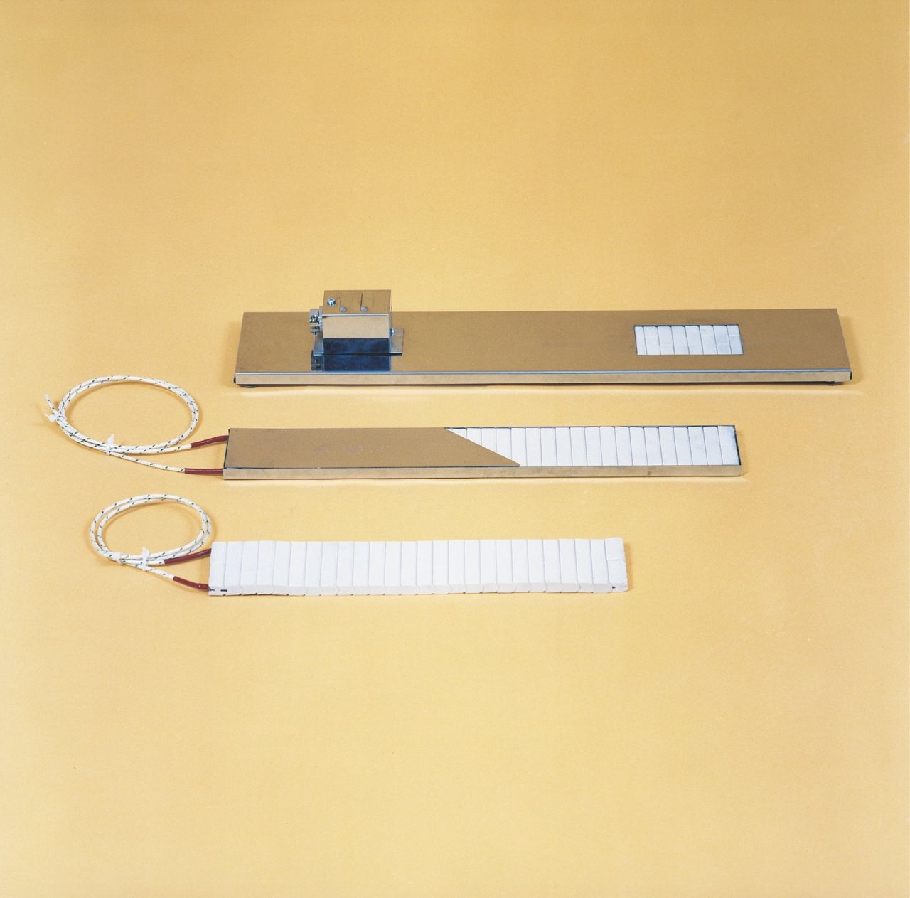 Ceramic insulated flat heaters