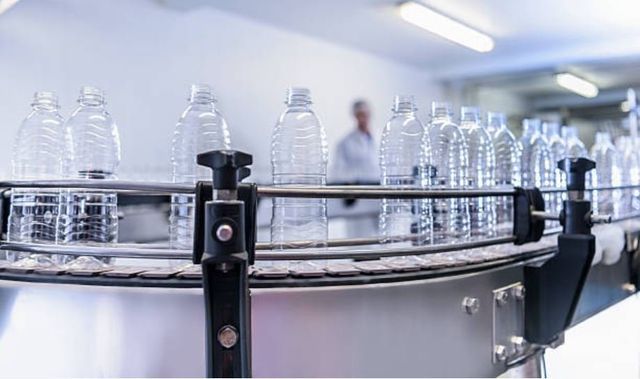 macchinario con riscaldatori di materie plastiche