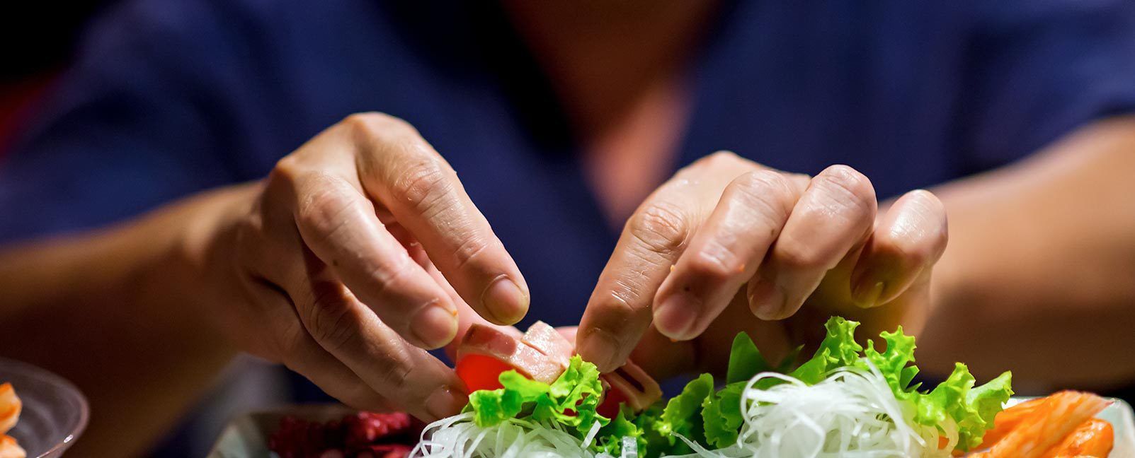 cuoco che sta finalizzando un piato