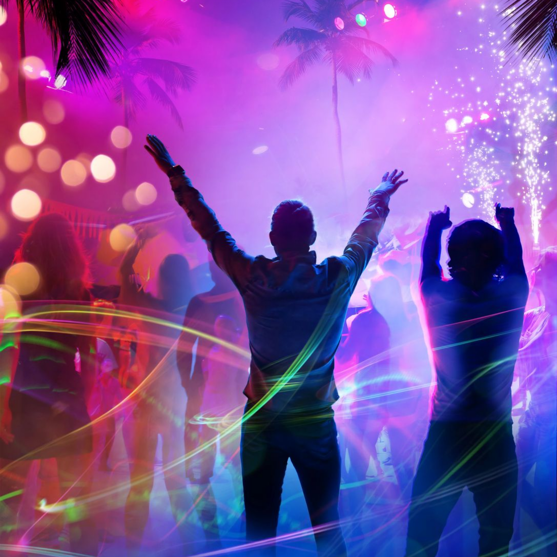 Escena de fiesta con gente bailando bajo luces de neón, fuegos artificiales y palmeras.