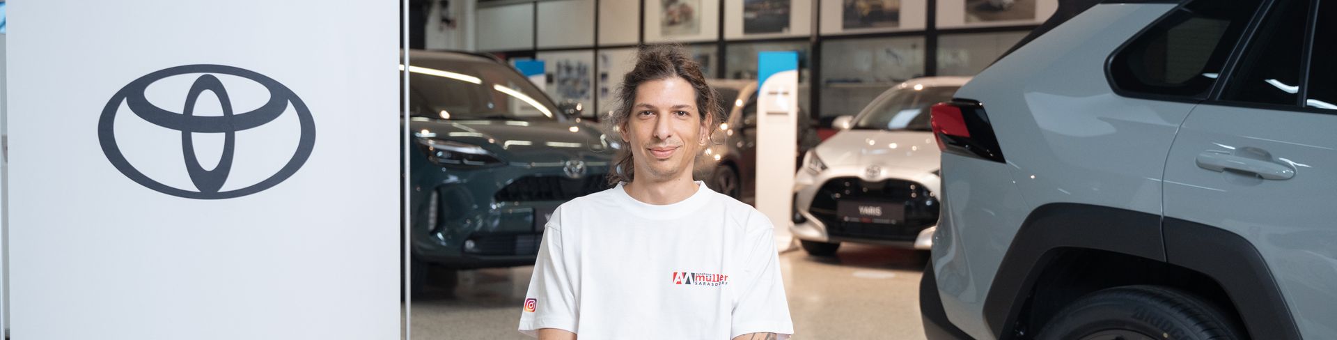 Mitarbeiter des Autohauses Müller in Sarasdorf. Toyota-Logo auf der linken Seite.