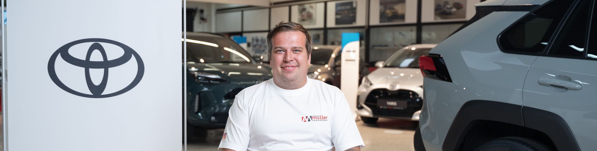 Mitarbeiter des Autohauses Müller in Sarasdorf. Toyota-Logo auf der linken Seite.