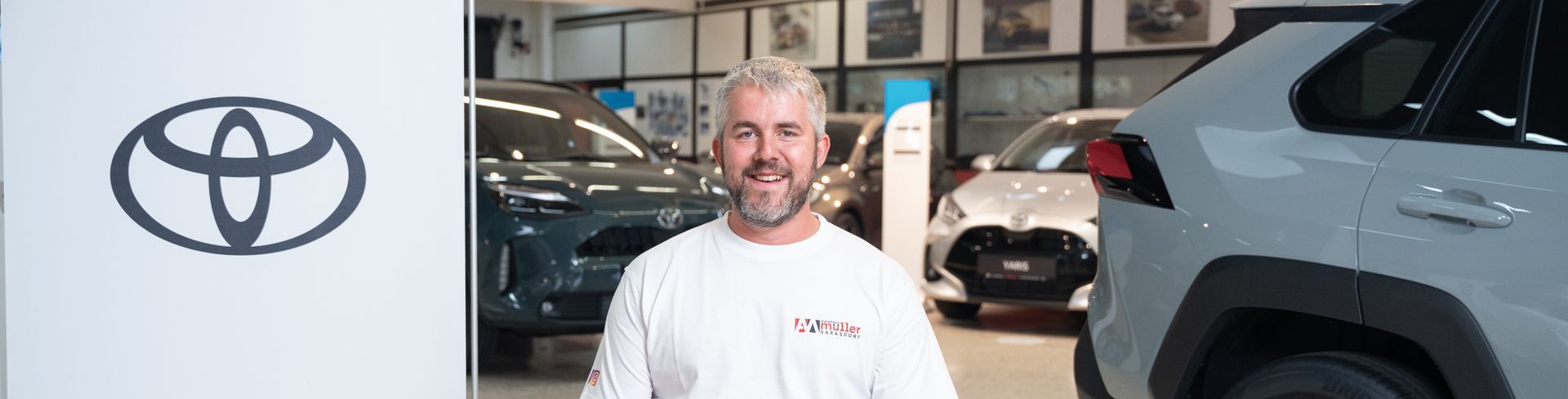 Mitarbeiter des Autohauses Müller in Sarasdorf. Toyota-Logo auf der linken Seite.