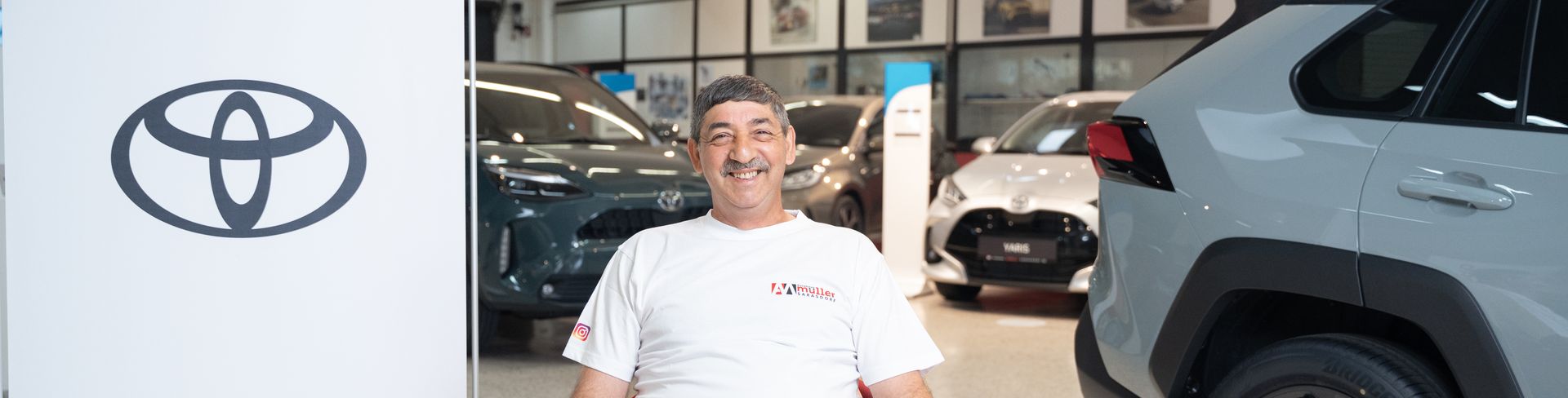 Mitarbeiter Autohauses Müller in Sarasdorf. Toyota-Logo auf der linken Seite.