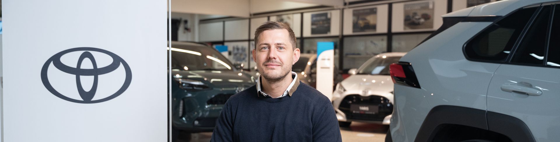 Mitarbeiter des Autohauses Müller in Sarasdorf. Toyota-Logo auf der linken Seite.