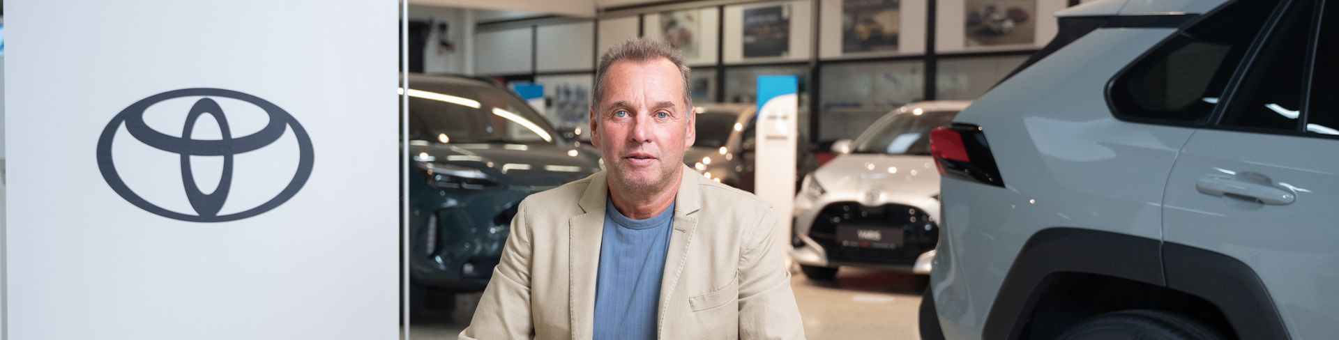 Mitarbeiter des Autohauses Müller in Sarasdorf. Toyota-Logo auf der linken Seite.