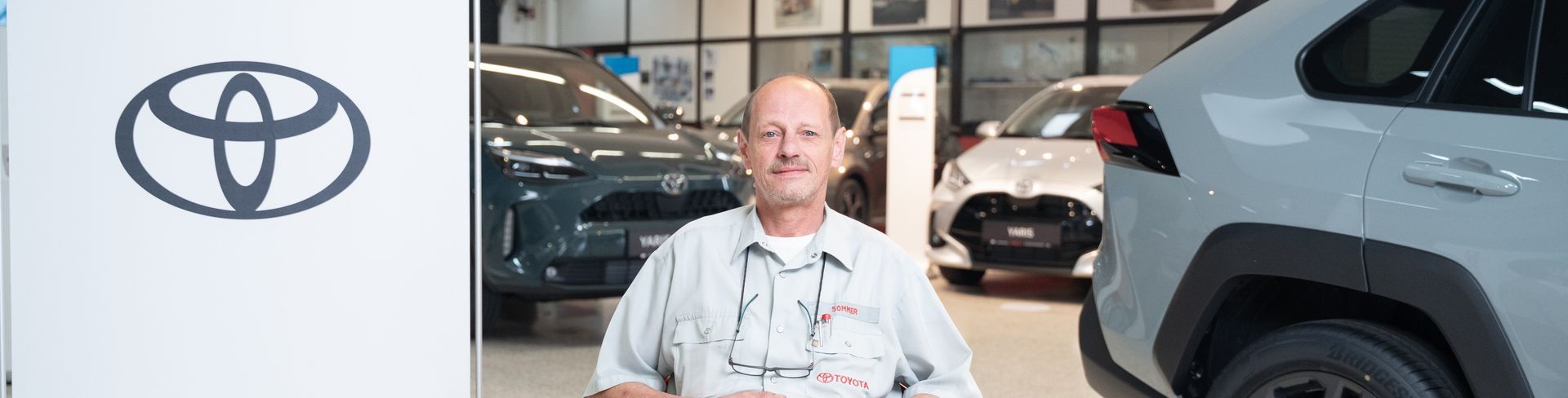 Mitarbeiter des Autohauses Müller in Sarasdorf. Toyota-Logo auf der linken Seite.