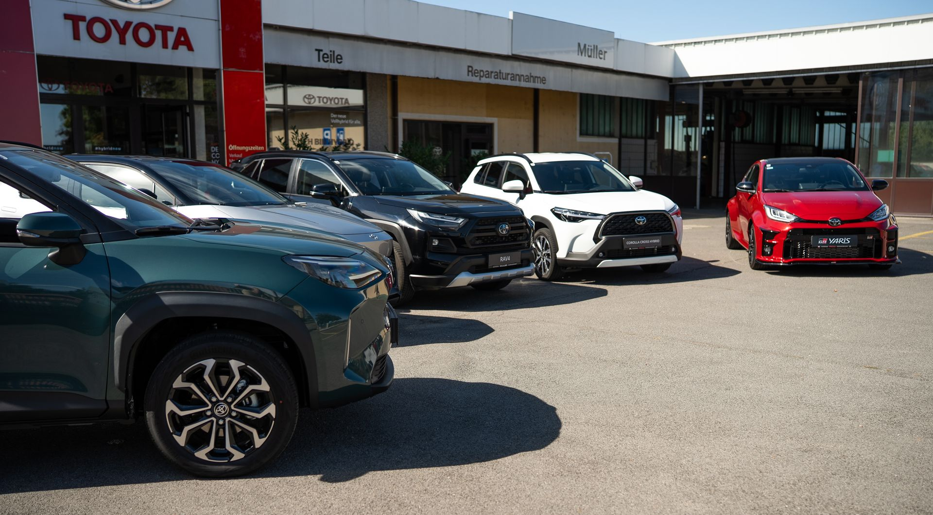 Toyota-Händler mit mehreren davor geparkten Autos.