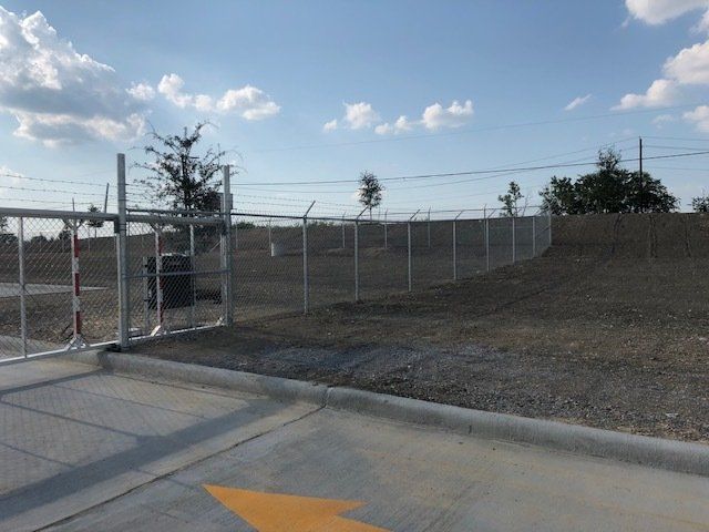 A fence with a yellow arrow pointing to the right
