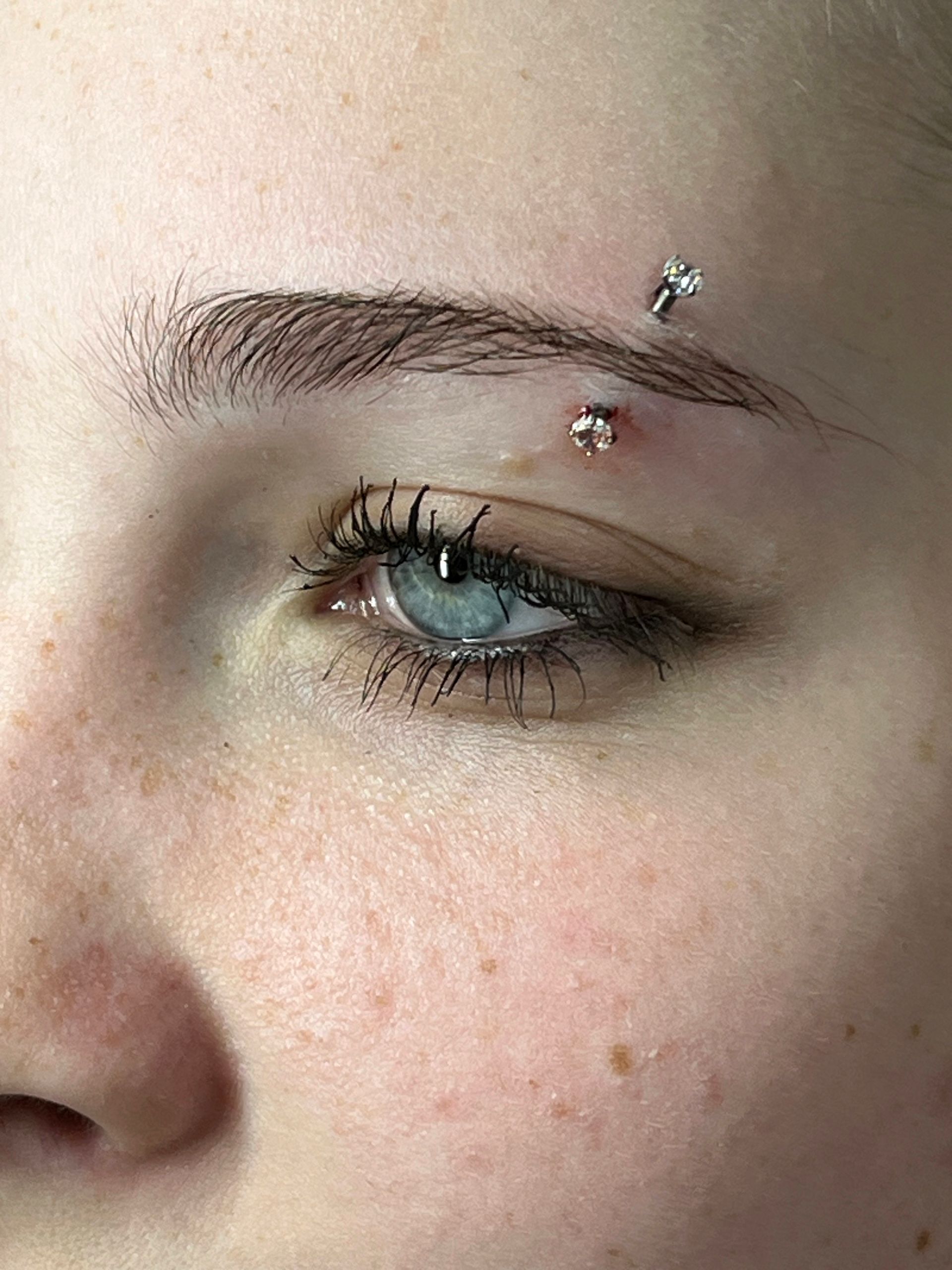 wenkbrauwpiercing kampen