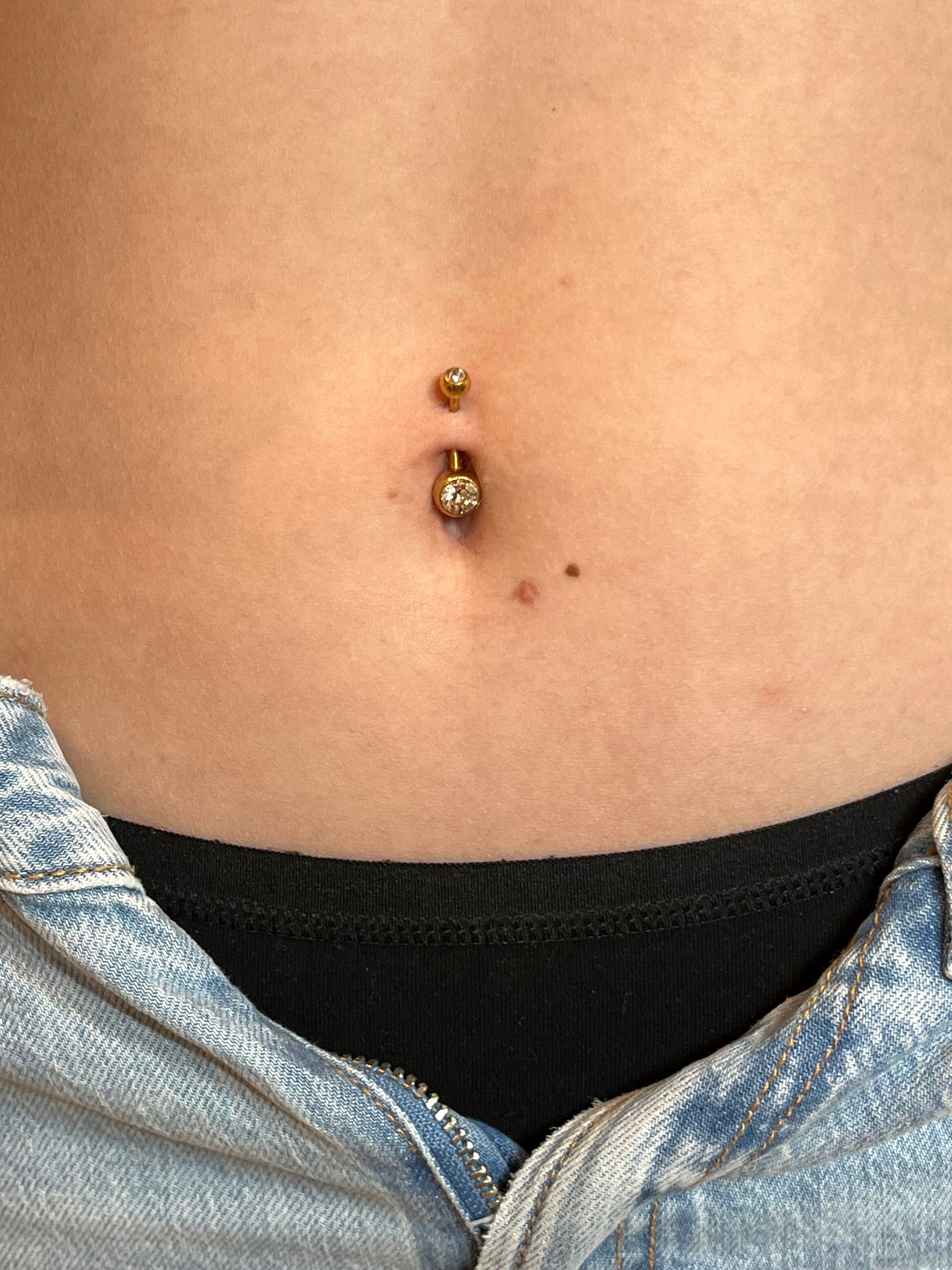 Piercing door de navel