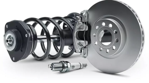 Conjunto de suspensión de automóvil con rotor de freno y bujía.