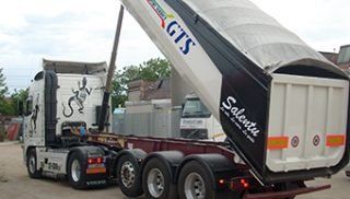 un camion gts è parcheggiato in un parcheggio .