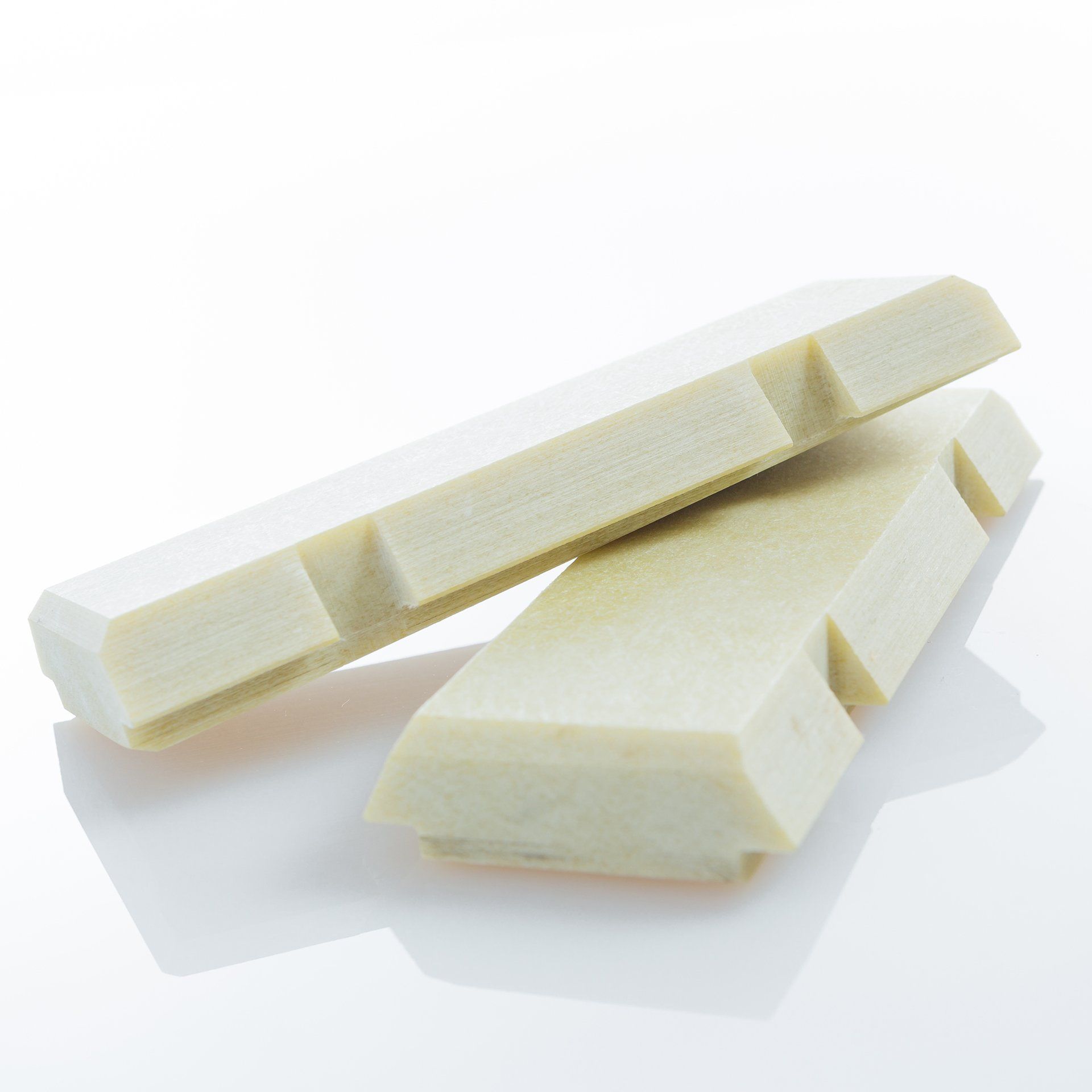 Deux barres de chocolat blanc sont empilées l'une sur l'autre sur une surface blanche