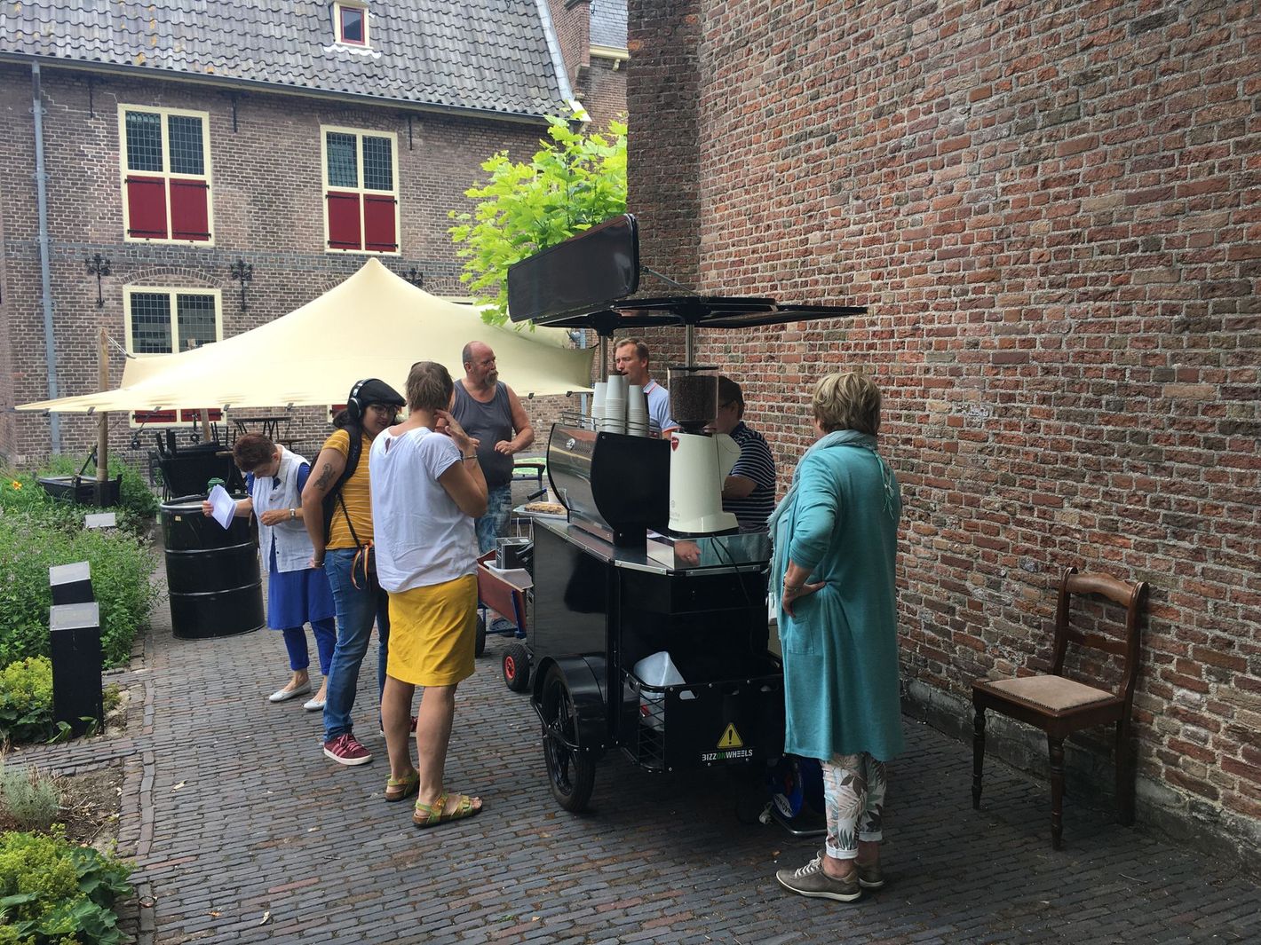 Overhoop Koffiekerk Woerden bijeenkomst in de Plein7 tuin naast de Petruskerk Woerden