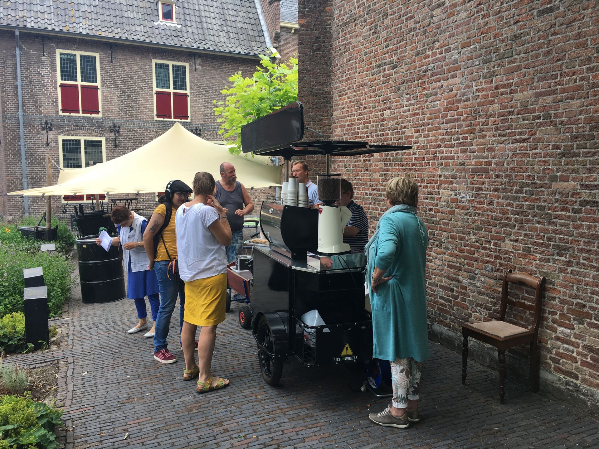 Overhoop Koffiekerk bijeenkomst in de Plein 7 tuin naast het stadsmuseum Woerden