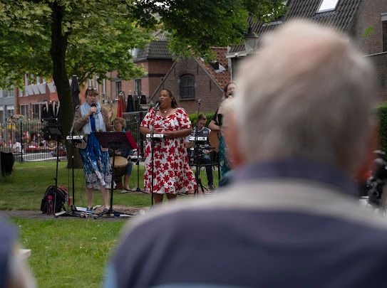 Overhoop Koffiekerk bijeenkomst in de Plein 7 tuin naast de Petruskerk Woerden het stadsmuseum Woerden
