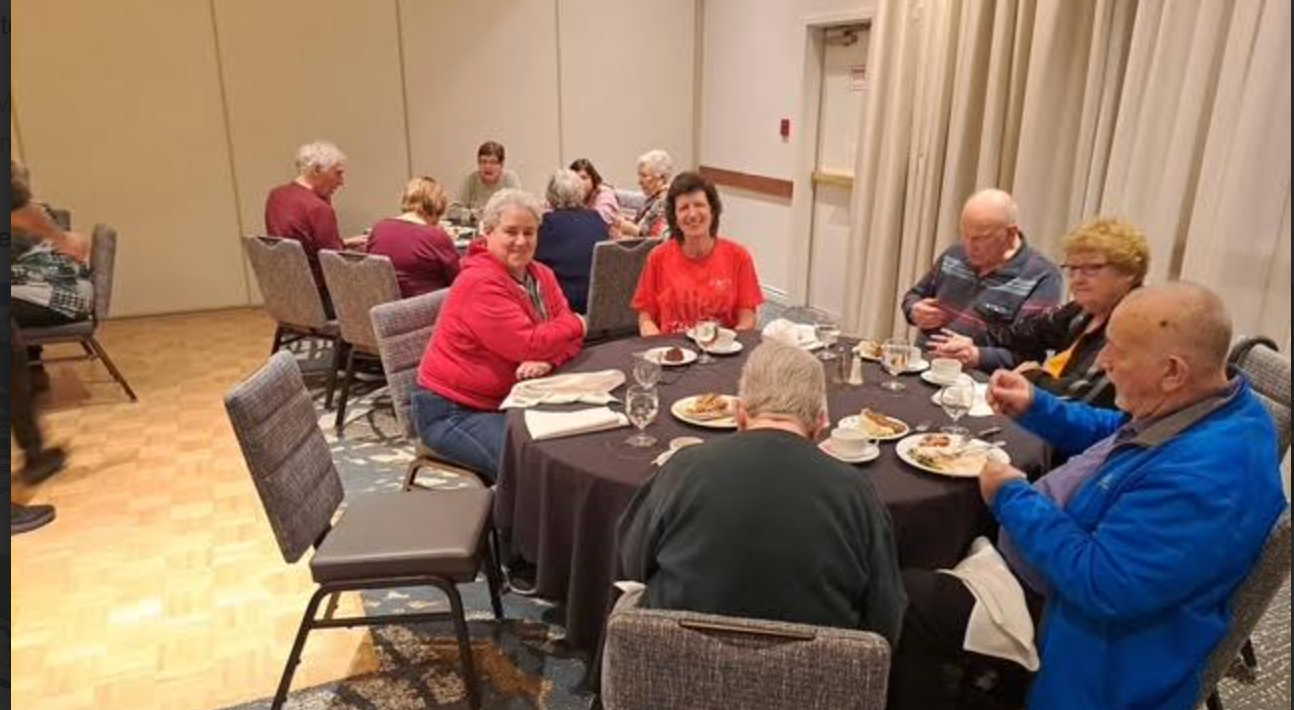 
Le club a organisé une fin se semaine à Canmore les 26, 27 et 28 février.Les membres ont pu profiter de jeux de société, de plein air et de bonne compagnie.
 On a vraiment déconnecté en fin de semaine! On a passé du temps en bonne compagnie, à relaxer et à profiter du moment présent. Les paysages étaient magnifiques, la bouffe délicieuse... tout était parfait!
Merci à tous les participants pour leur présence et leur bonne humeur!