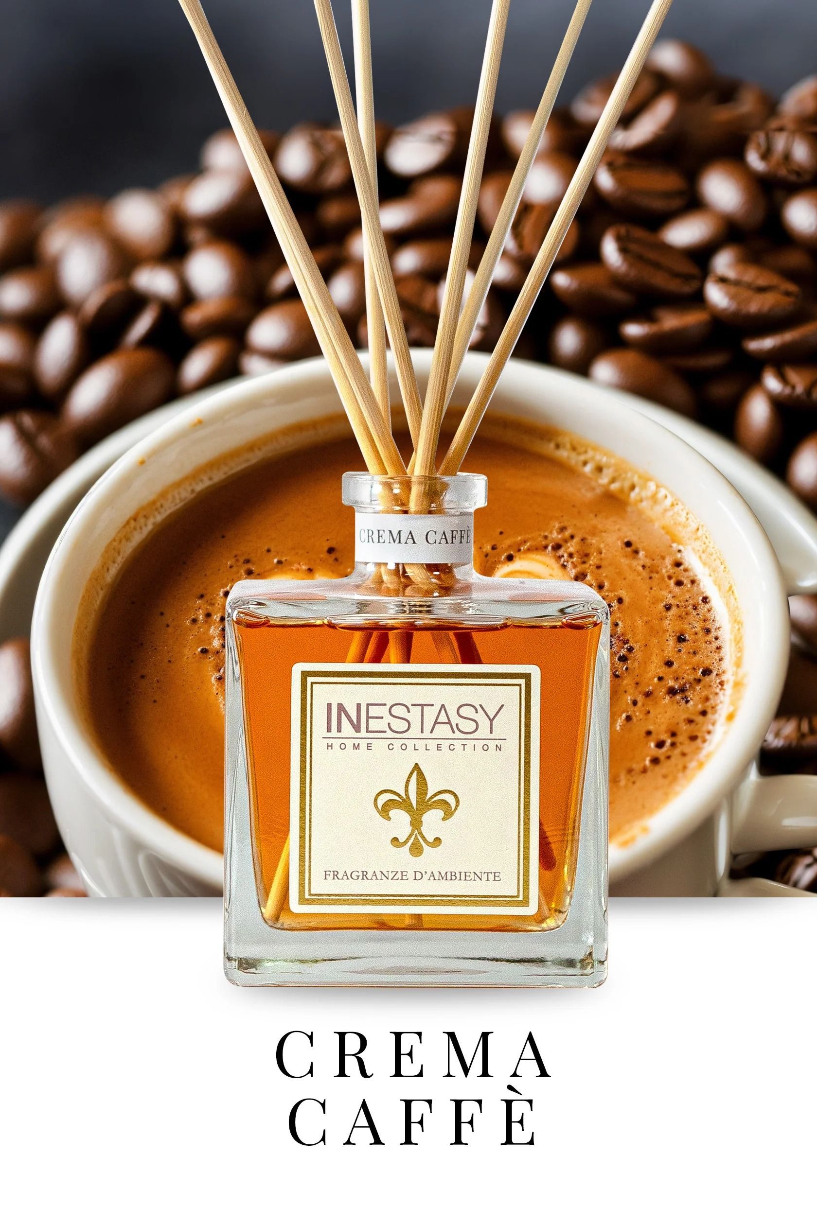 Una bottiglia di crema caffe accanto a una tazza di caffè