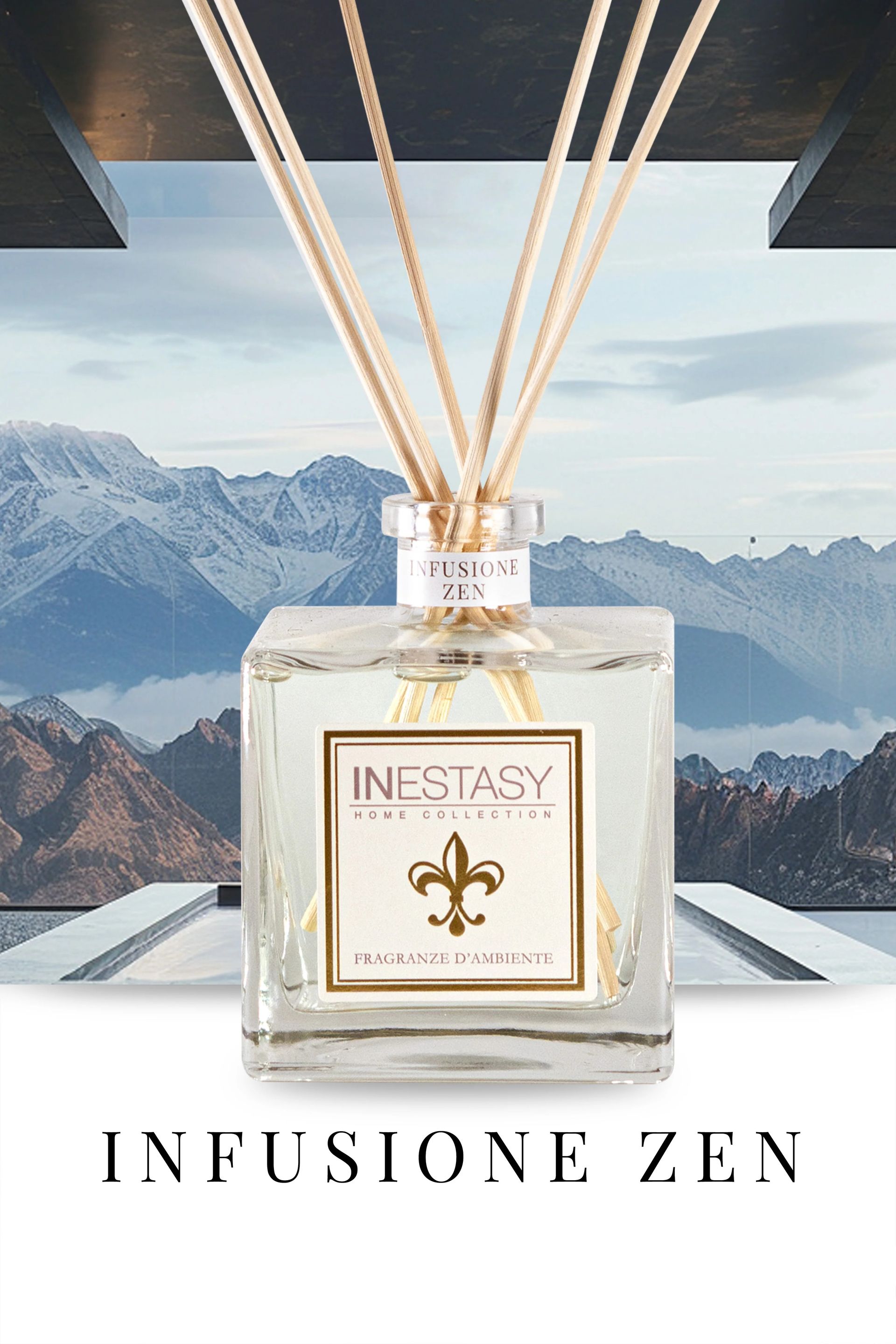 Una bottiglia di profumo inestasy con una montagna sullo sfondo