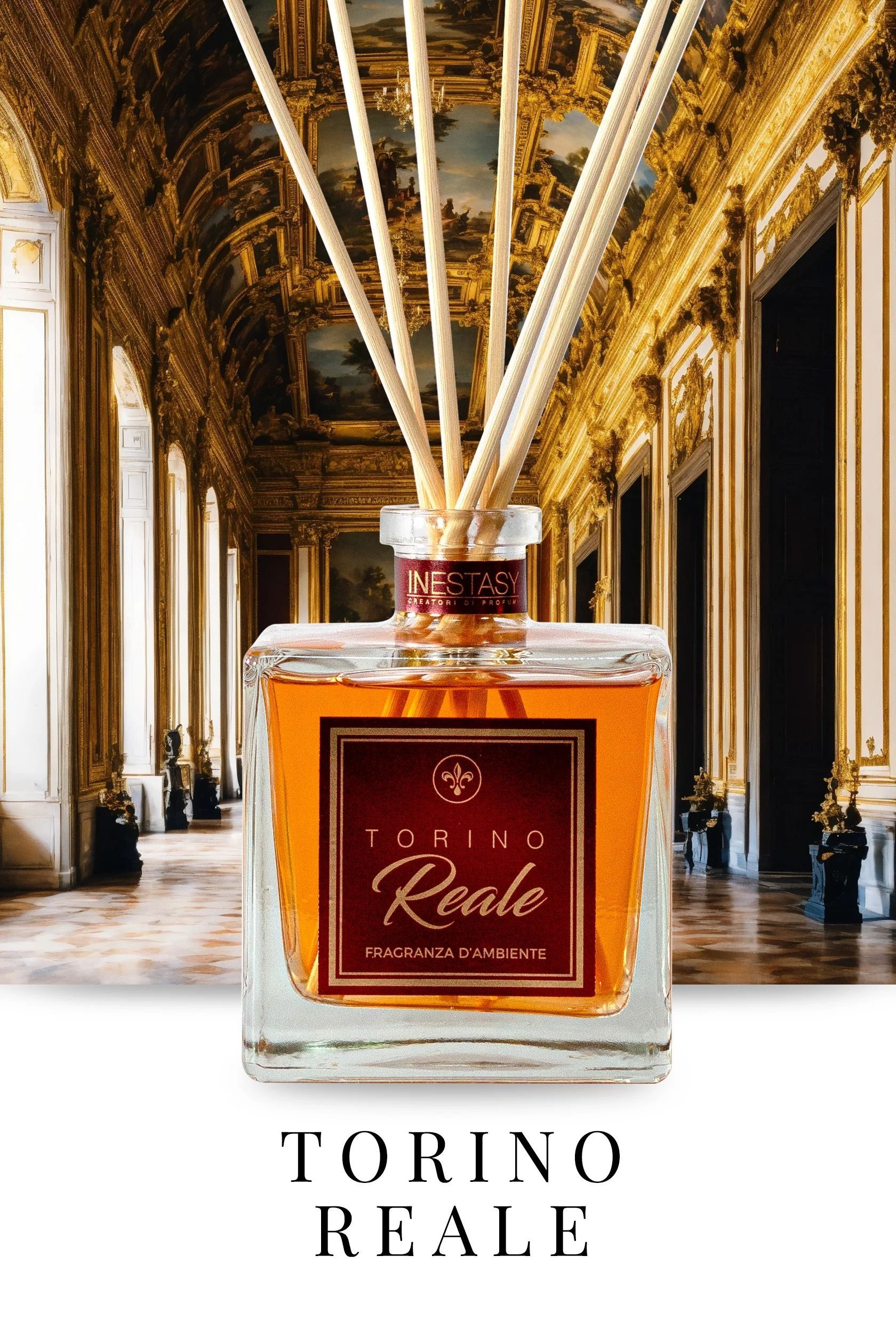 Una bottiglia di profumo Torino Reale con bastoncini in un palazzo.