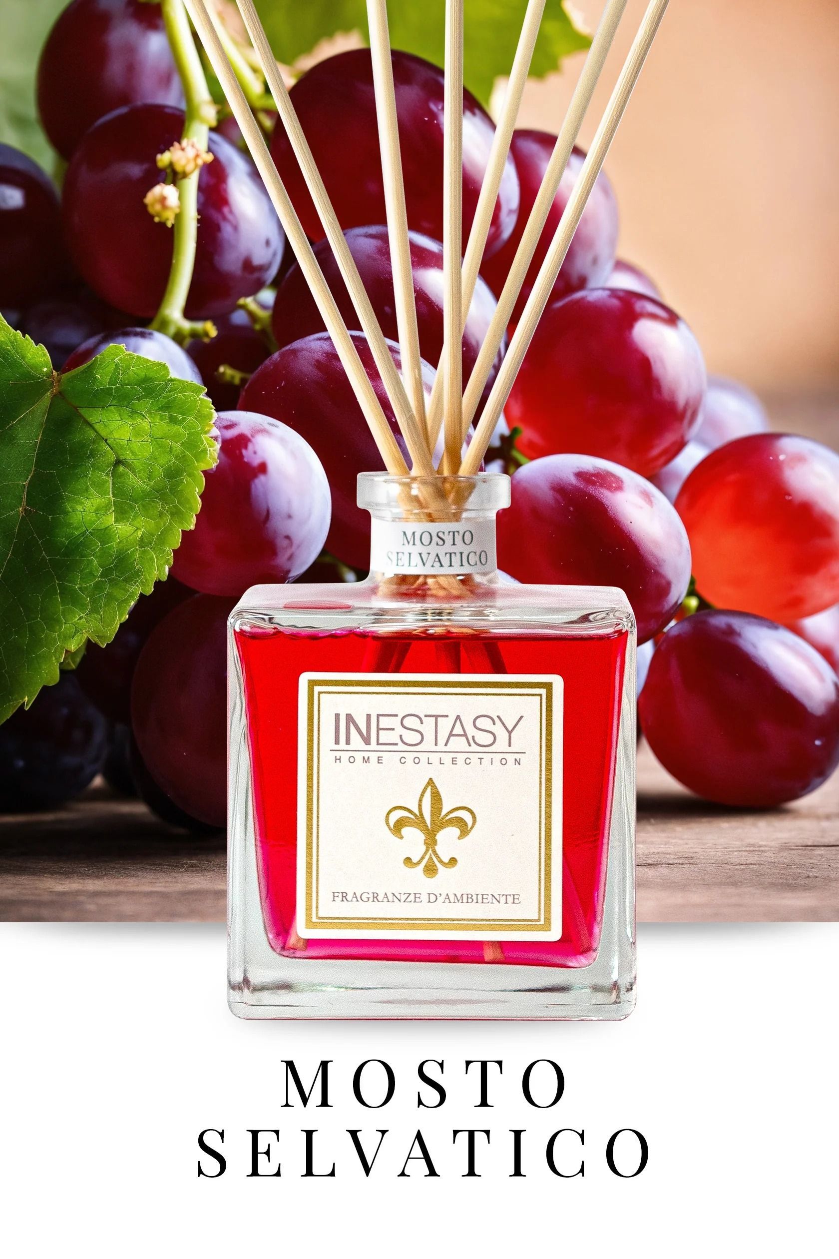 Una bottiglia di mosto selvatico accanto a un grappolo d'uva